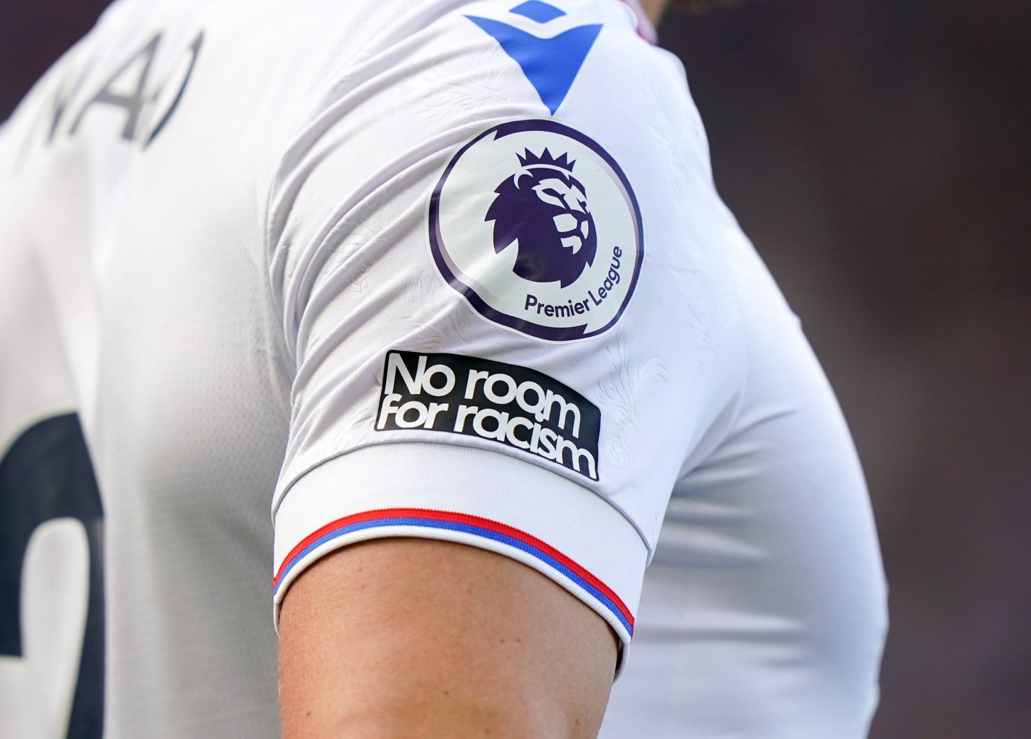 Comentários racistas fazem Premier League afastar ex-árbitro do futebol inglês