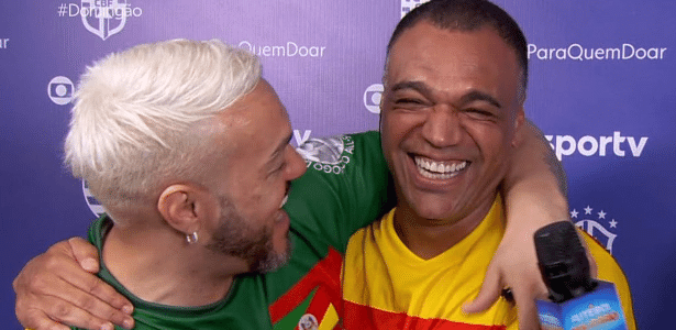 Belo e Denilson se abraçam e selam paz antes de jogo solidário