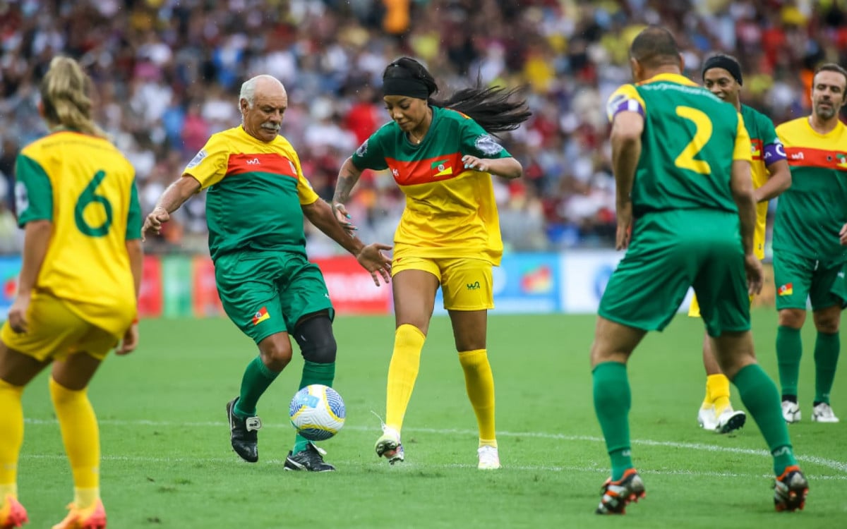 Partida do ‘Futebol Solidário’ termina com empate por 5 a 5 no Maracanã | Esporte