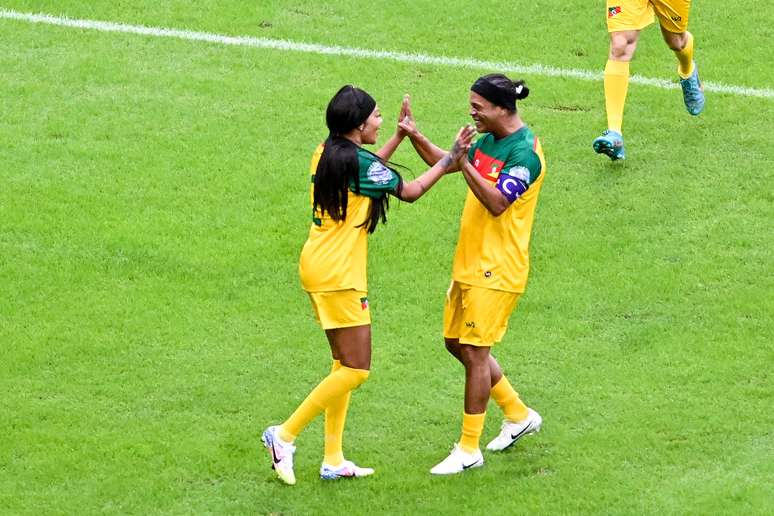 Futebol Solidário reúne famosos no Maracanã com direito a gol de Ludmilla com assistência de Ronaldinho Gaúcho