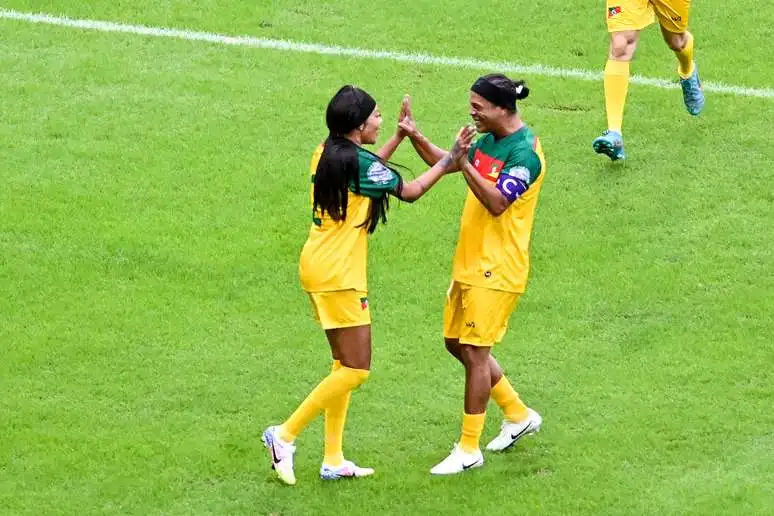 Futebol Solidário reúne famosos no Maracanã com direito a gol de Ludmilla com assistência de Ronaldinho Gaúcho