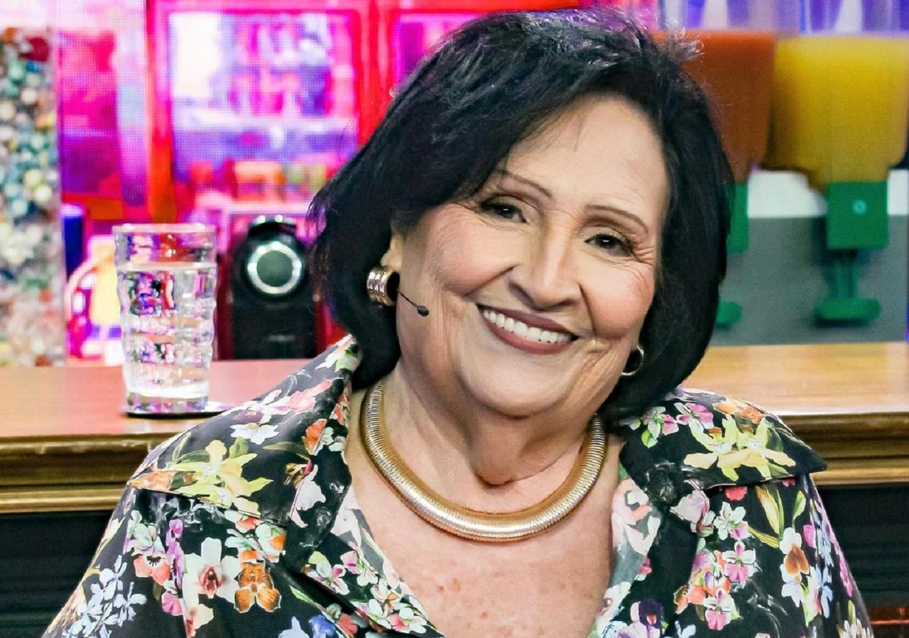 Dona Déa leva esporro de Luciano Huck durante transmissão do Futebol Solidário