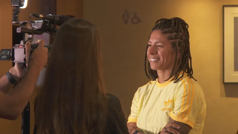 Atacante Cristiane dá entrevista em chegada no Recife, onde seleção brasileira faz amistoso contra a Jamaica — Foto: Reprodução/Globo