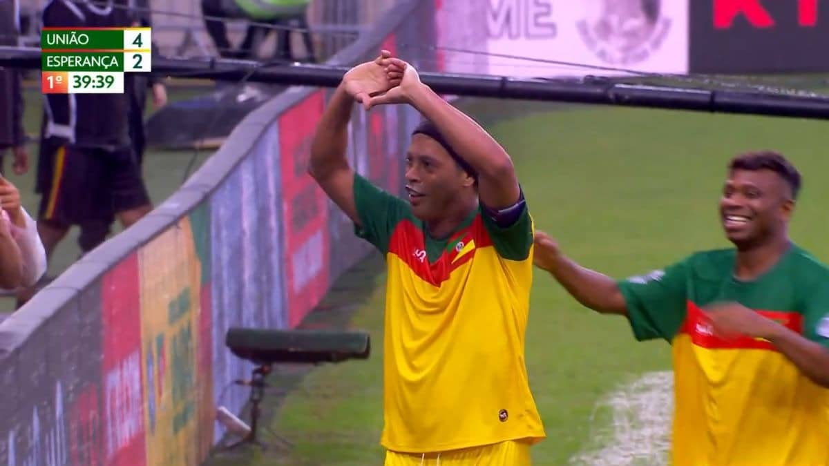 Partida de futebol beneficente reuniu hoje 30 mil pessoas e vários craques, somando 10 gols na partida; Veja detalhes