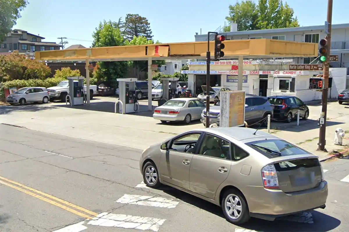 Purses snatched from cars at 2 Berkeley gas stations