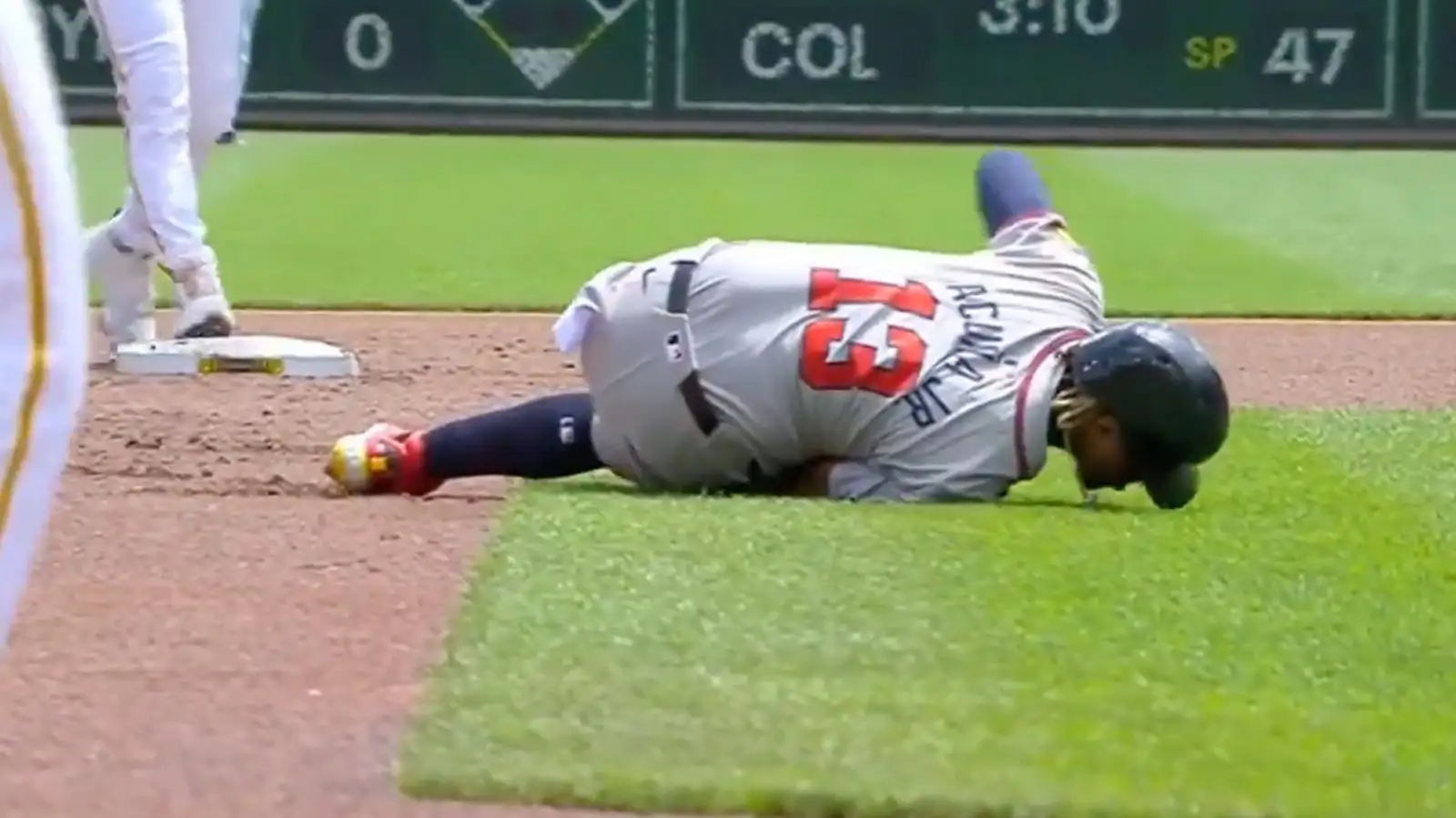 Braves' Ronald Acuña Jr. leaves game vs. Pirates with non-contact injury