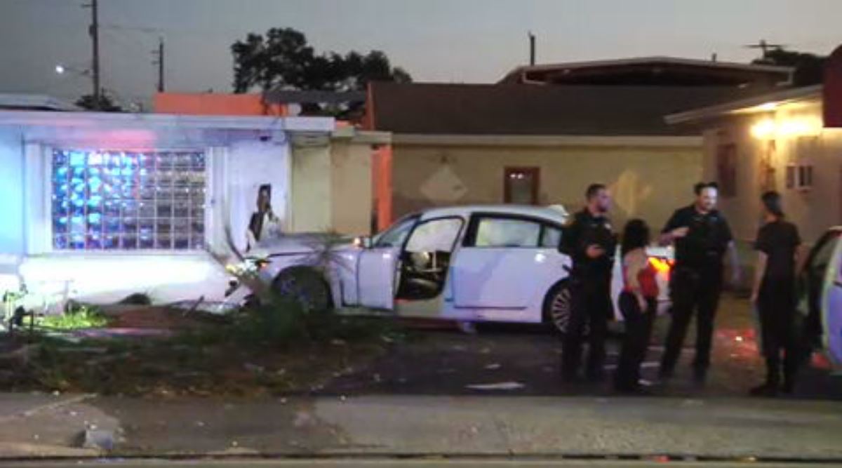 Driver slams into Oakland Park business after hitting car; no injuries reported – WSVN 7News | Miami News, Weather, Sports