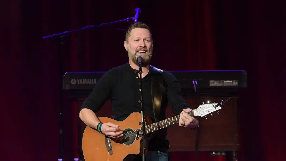 craig morgan playing the guitar