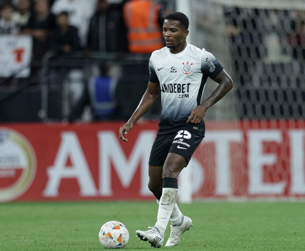Cacá, do Corinthians, repudia racismo no futebol: “Deveria tratar como um crime pesado”