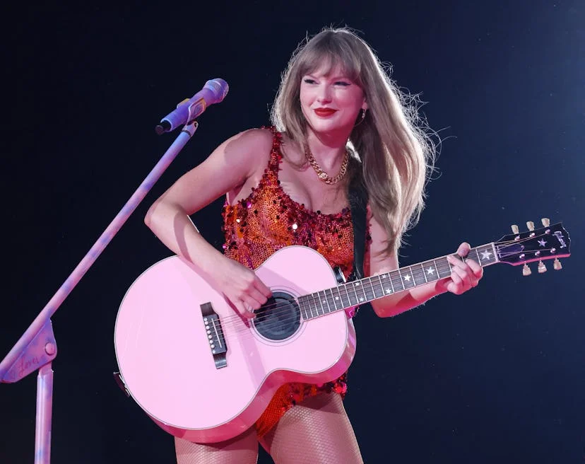 PARIS, FRANCE - MAY 12: (EDITORIAL USE ONLY. NO BOOK COVERS.) Taylor Swift performs onstage during n...