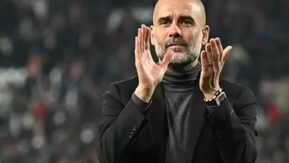 Guardiola aplaudindo (foto: AFP)