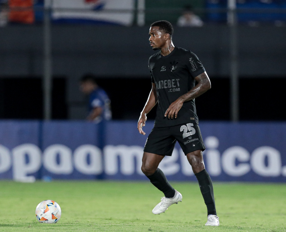 Zagueiro do Corinthians fala sobre luta antirracista no futebol e revela caso em que foi vítima