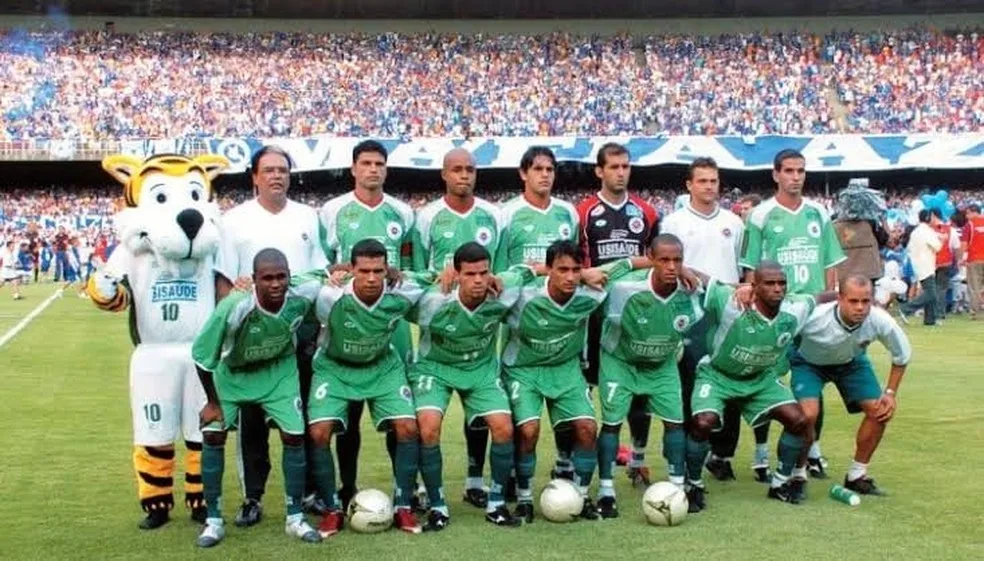 Último jogador agachado, Paulinho (camisa 8) foi campeão mineiro pelo Ipatinga em 2005 — Foto: Jesinho/Arquivo pessoal