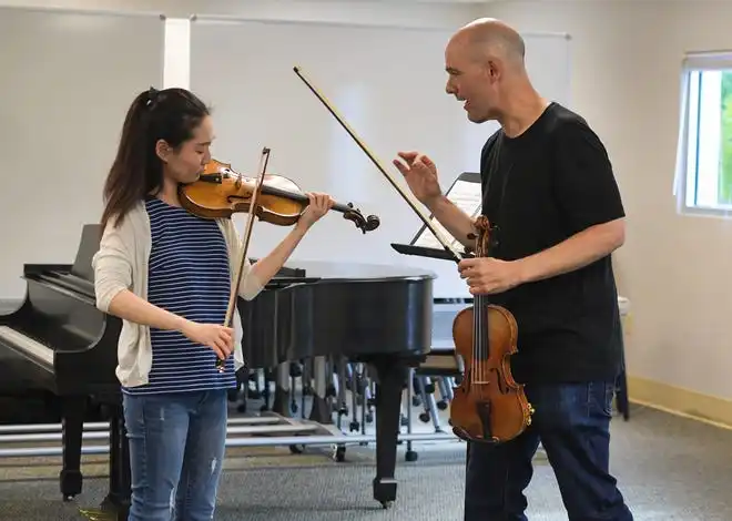 Violinist Alexander Kerr instructs student Ann Cho during a 2019 Sarasota Music Festival master class