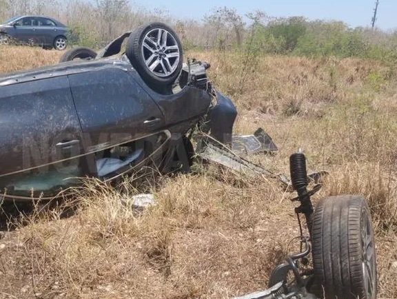 Motorists rescue car driver who overturned and caught fire in Mérida-Progreso