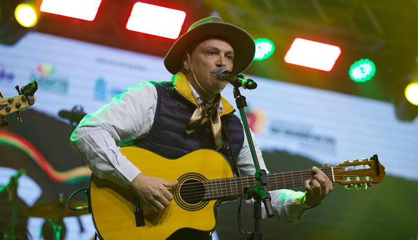 FUTEBOL. Com show do autor do hino do clube, Riograndense promove mais um ‘Galeto Periquito’