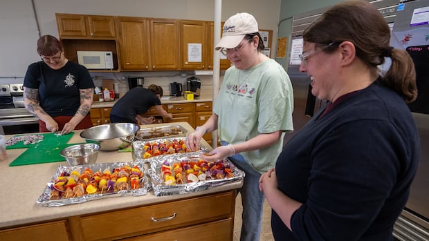 New mothers in Thunder Bay, Ont., find comfort, cooking tips through community kitchen program