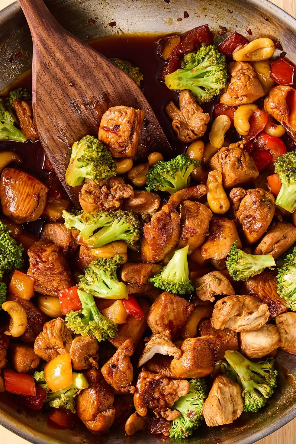 chicken stir fry with broccoli, cashews, and red pepper