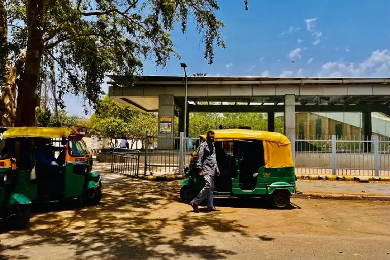 Auto drivers waiting for potential customers while looking for a shadow near the Kalkaji Mandir metro station. Image by Pallavi Ghosh for Mongabay India