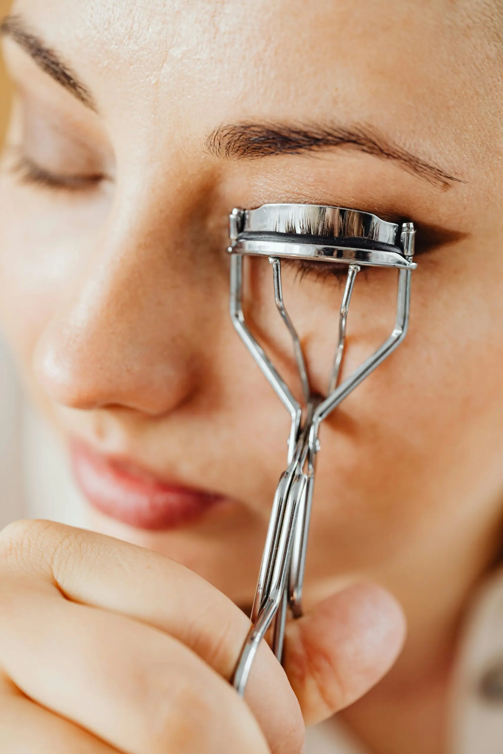 Use an eyelash curler to perfectly curl those lashes.(Pexels) Use an eyelash curler to perfectly curl those lashes.(Pexels)
