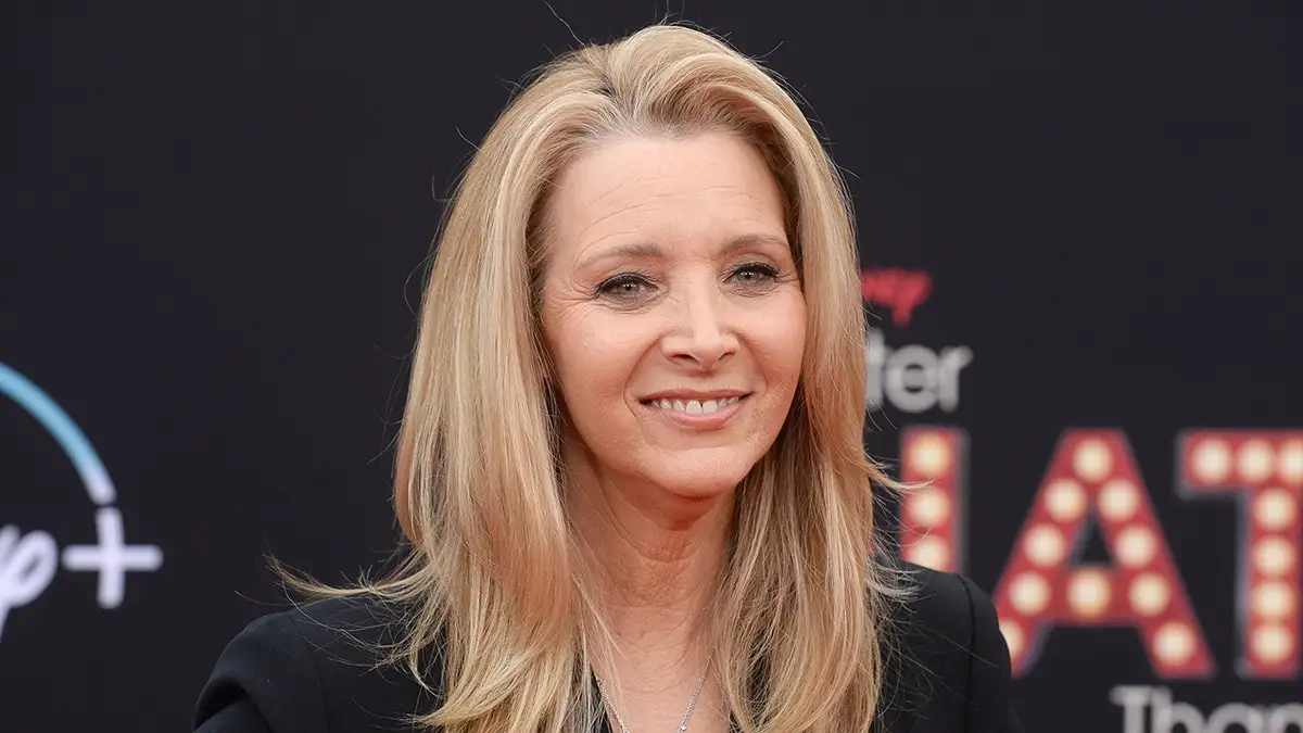 Lisa Kudrow in black smiles on the carpet