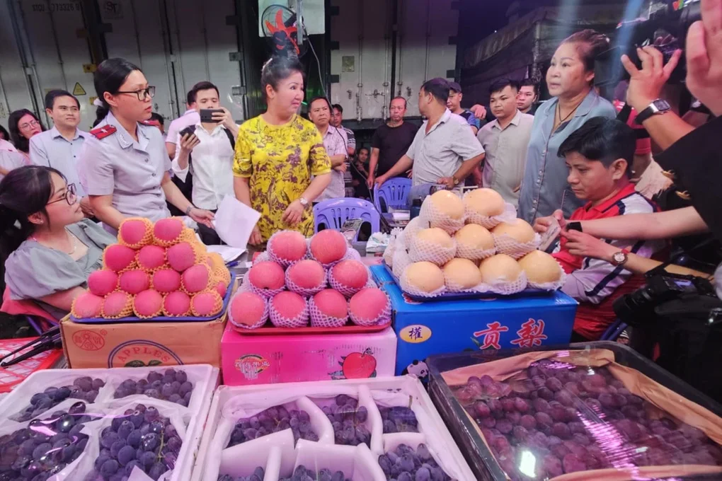 Thực phẩm tại chợ đầu mối Thủ Đức bị ảnh hưởng chất lượng vì... cống nghẹt - 2