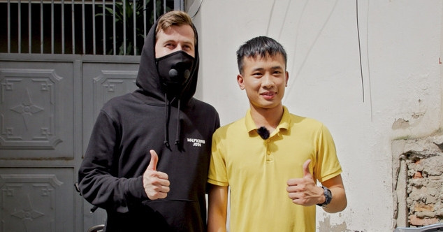 Alan Walker bất ngờ đến Việt Nam, tặng xe đạp cho người lạ bị mất