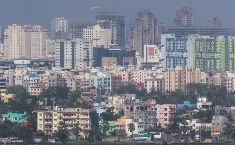 A skyline of Kolkata. City-level climate planning is gaining momentum across India, with Kolkata among the cities planning to create a Climate Action Plan. Image by Subhrajyoti07 via Wikimedia Commons (CC-BY-SA-4.0)