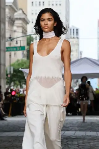 Model wearing balmy lips, a key Spring/Summer 2025 fashion month look, on the runway at Prabal Gurung