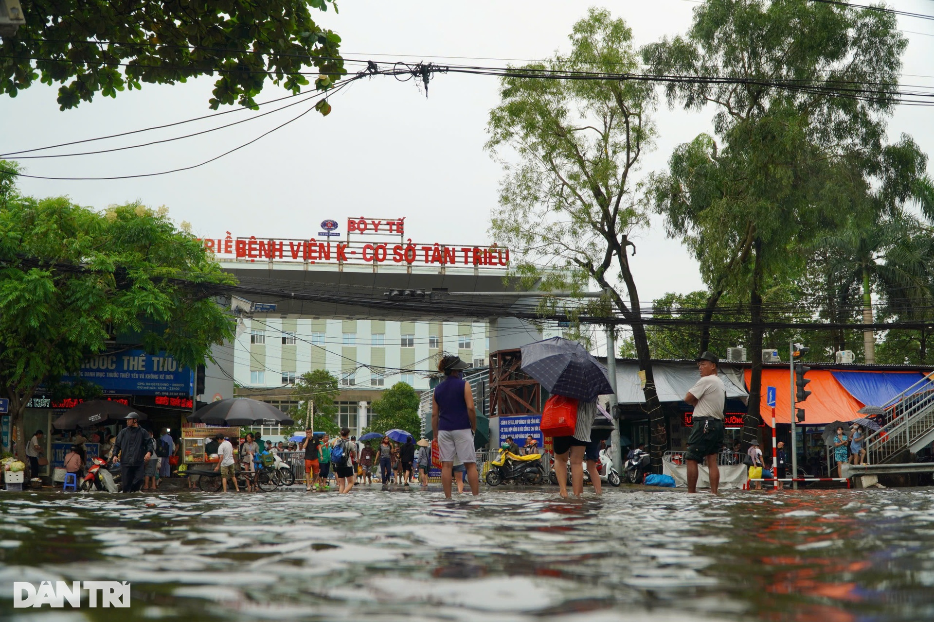 Nước bủa vây Bệnh viện K: Bệnh nhân ung thư khổ đủ đường “chạy lụt”