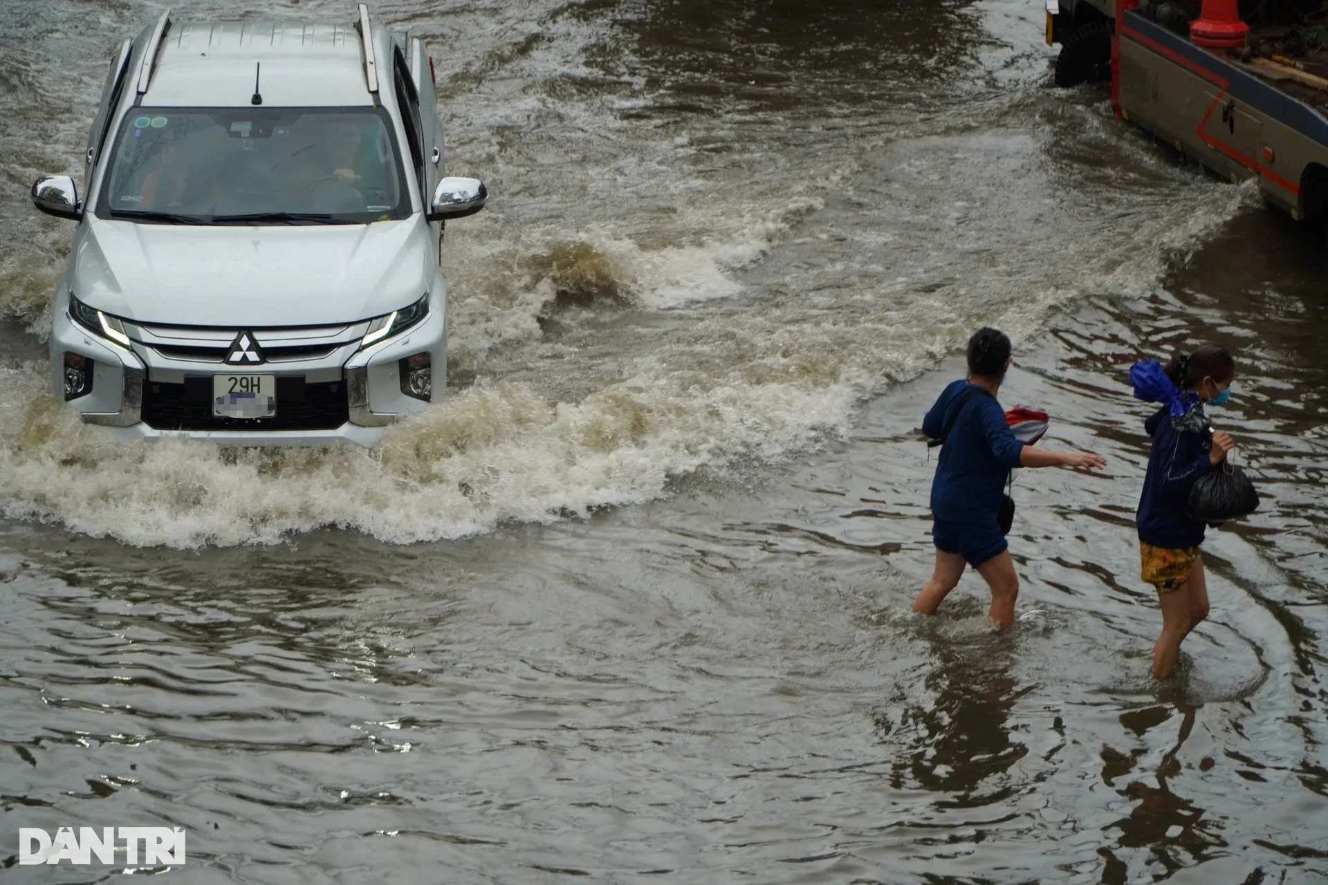 Nước bủa vây Bệnh viện K: Bệnh nhân ung thư khổ đủ đường chạy lụt - 6