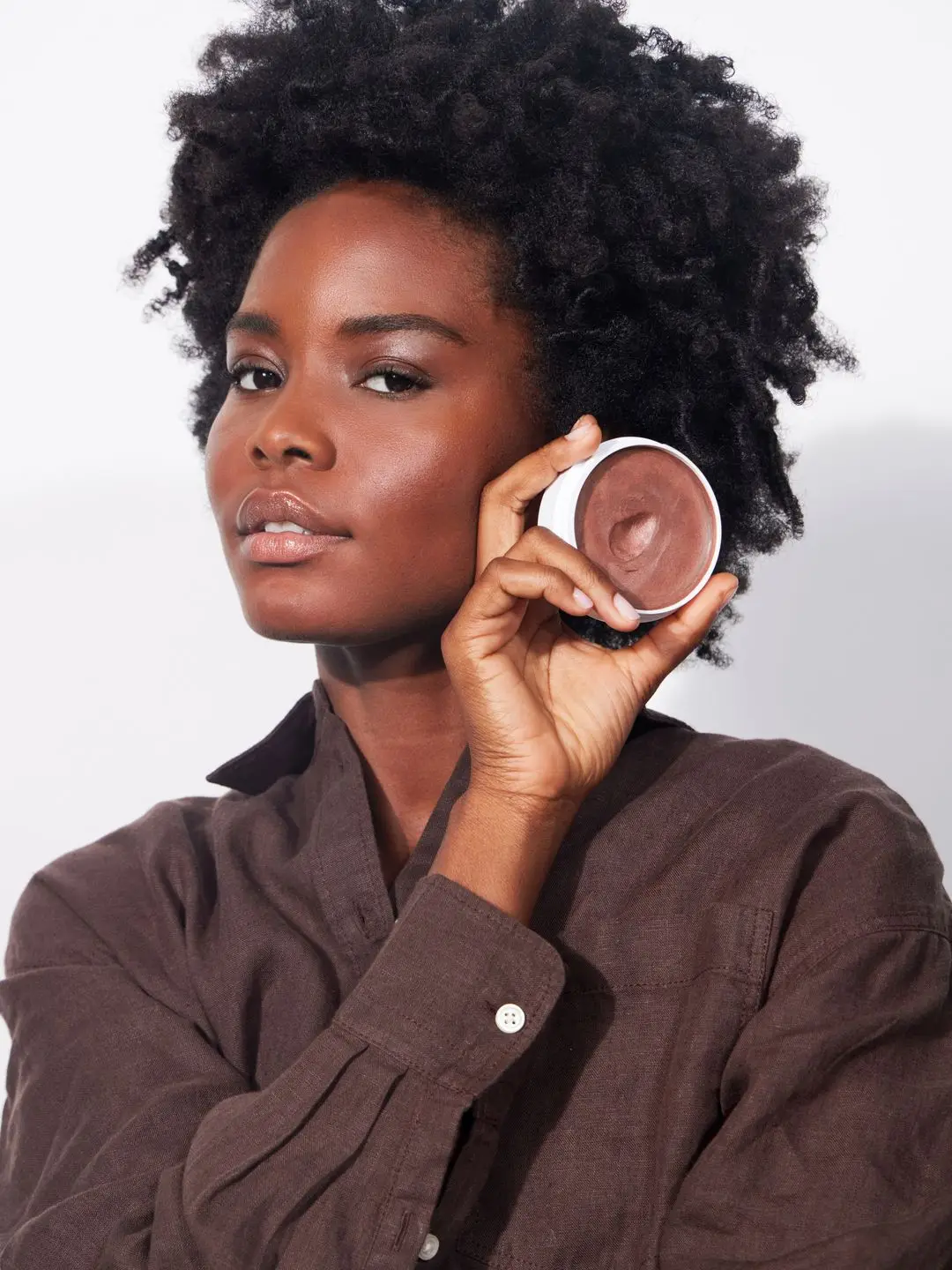 Pinky Bronze can be used on all skin tones as a highlight or bronzer 