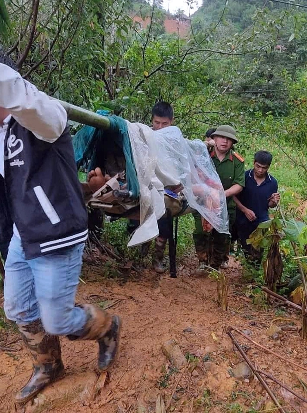 Khiêng cáng đi bộ hơn 15km đưa nạn nhân vụ sạt lở đất ở Cao Bằng đến viện