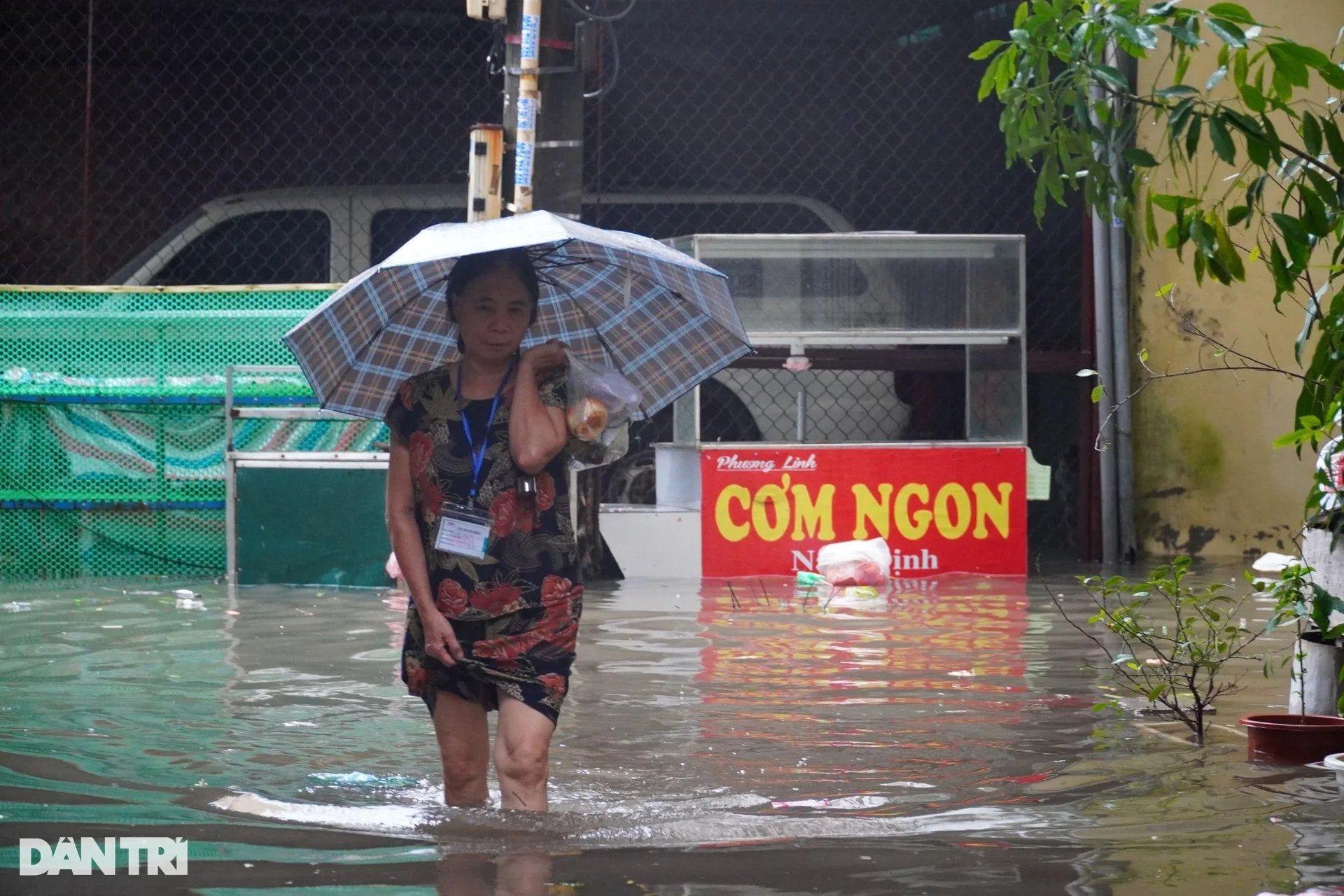 Hà Nội: Bệnh nhân ung thư sống mòn trong phòng trọ 4m2 ngập sát giường - 12