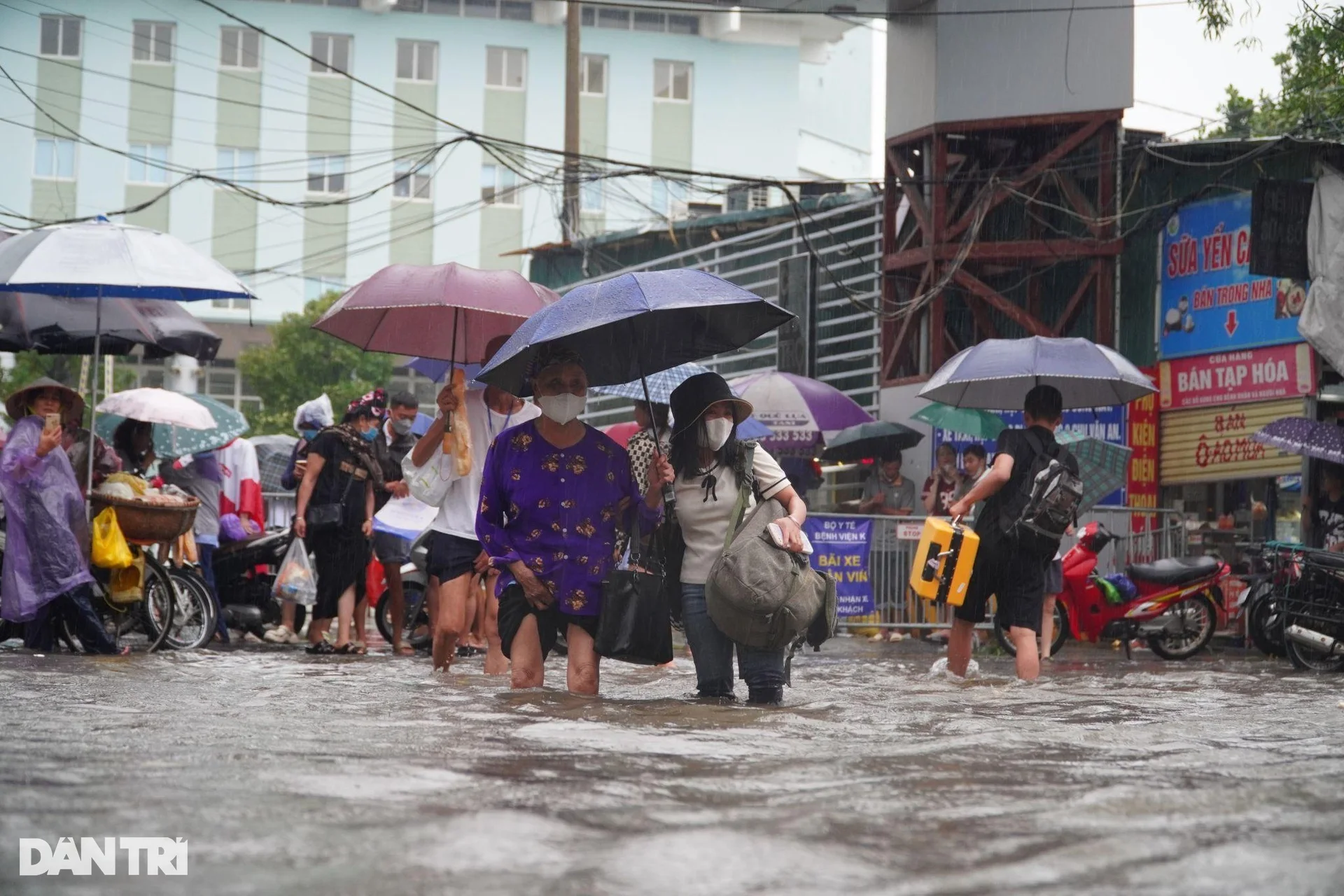 Hà Nội: Bệnh nhân ung thư sống mòn trong phòng trọ 4m2 ngập sát giường - 13