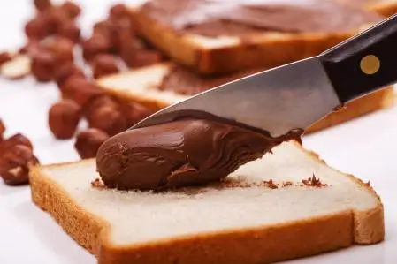 Una rebanada de pan con crema de cacao.