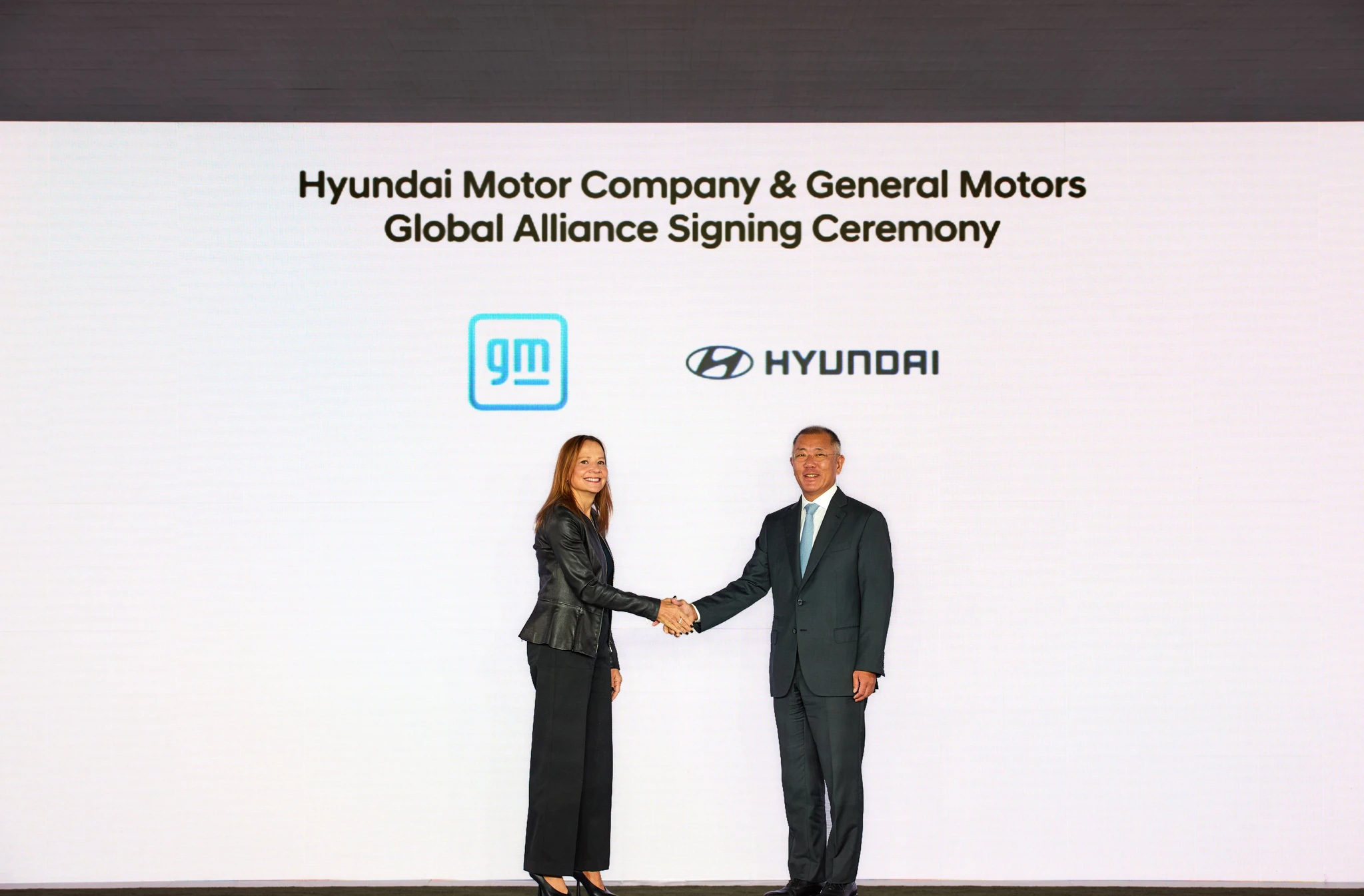 Hyundai Motor Group Executive Chair Euisun Chung, right, shakes hands with General Motors CEO Mary Barra after signing an agreement pledging cooperation in automobile development in New York. [HYUNDAI MOTOR] 