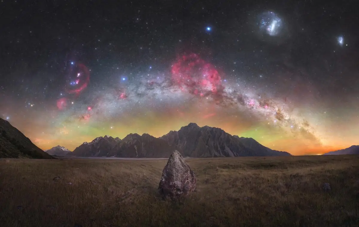 This photograph was taken in Mount Cook National Park of the southern hemisphere at night with hydrogen clouds