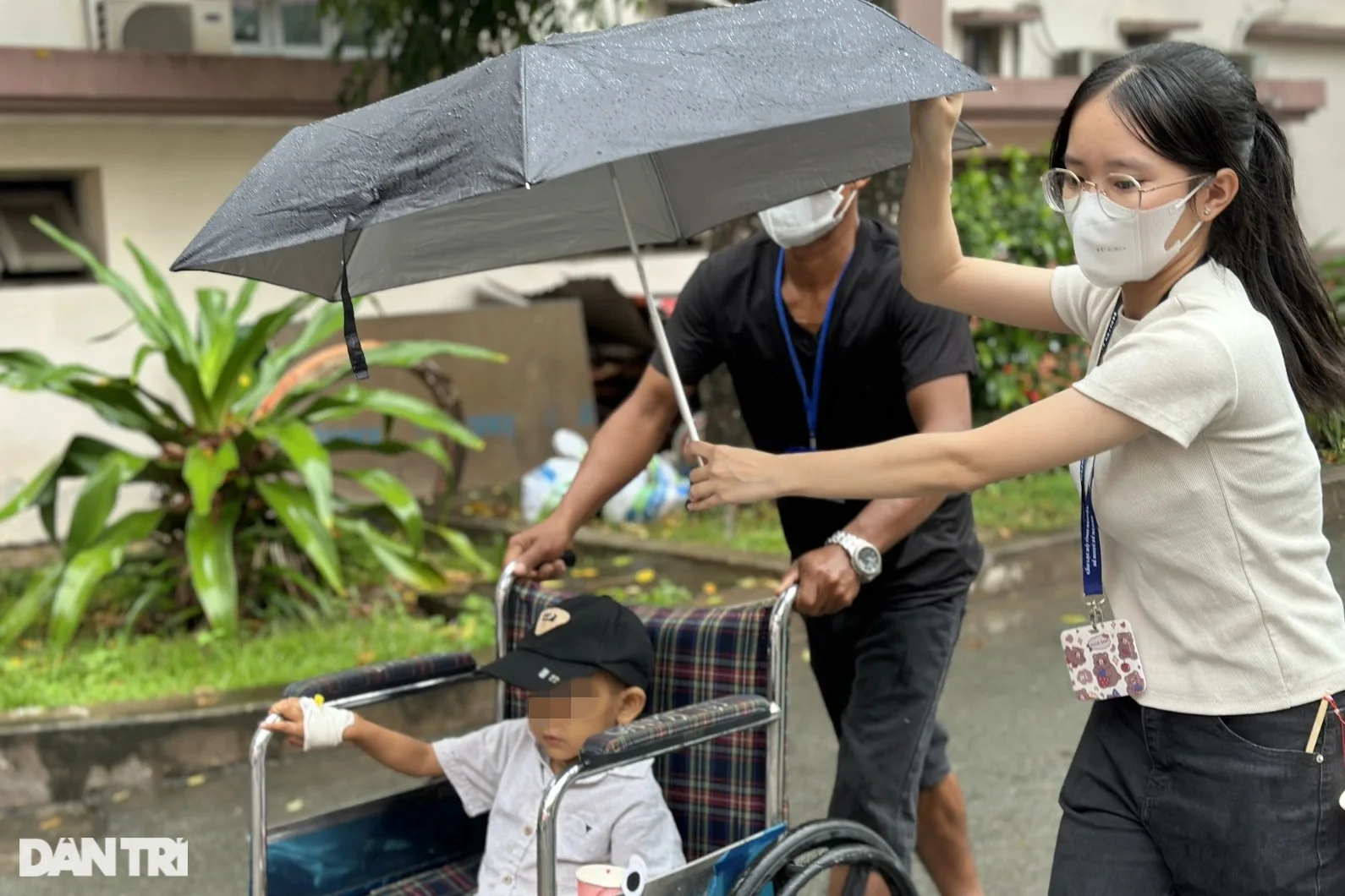 Trung thu ở viện nhi mưa tầm tã, cha mẹ lo lắng tình hình bão lũ quê nhà - 2