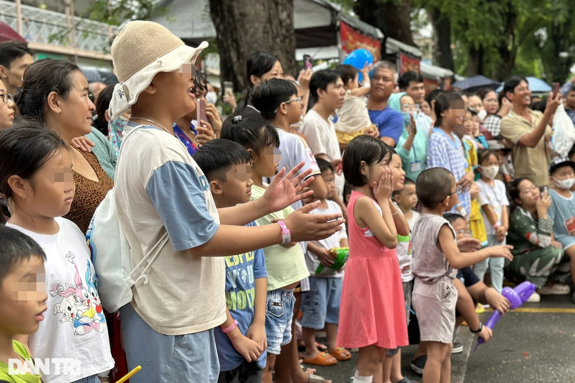 Trung thu ở viện nhi mưa tầm tã, cha mẹ lo lắng tình hình bão lũ quê nhà - 3