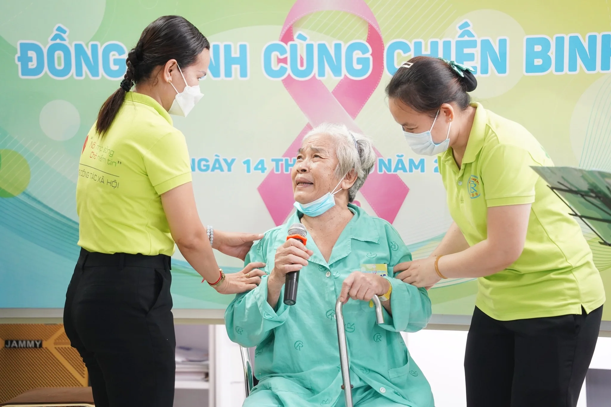 Trung thu ở viện nhi mưa tầm tã, cha mẹ lo lắng tình hình bão lũ quê nhà - 9