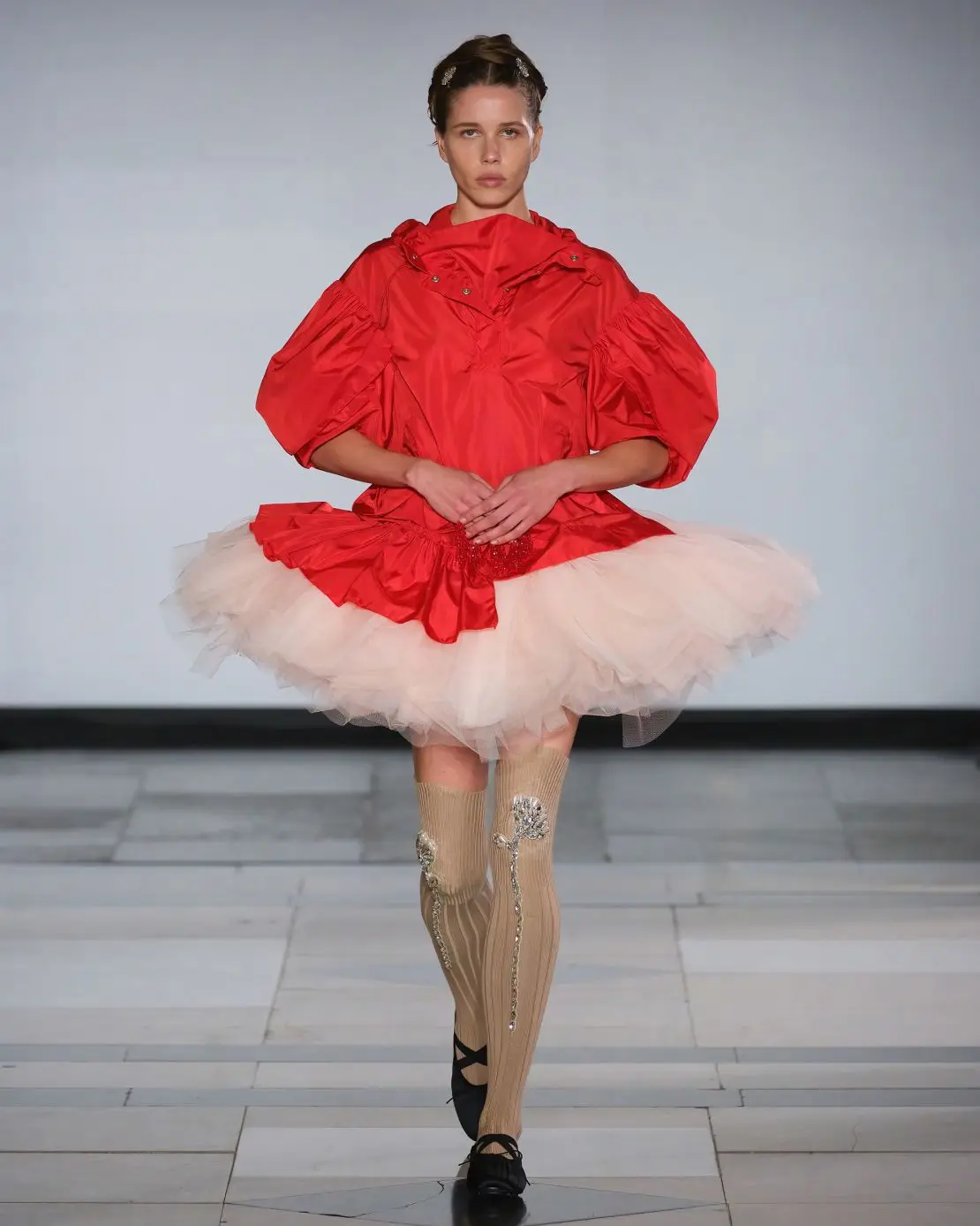 Staged within the Old Bailey courthouse, Simone Rocha presented an ultra-feminine collection for Spring-Summer 2025.