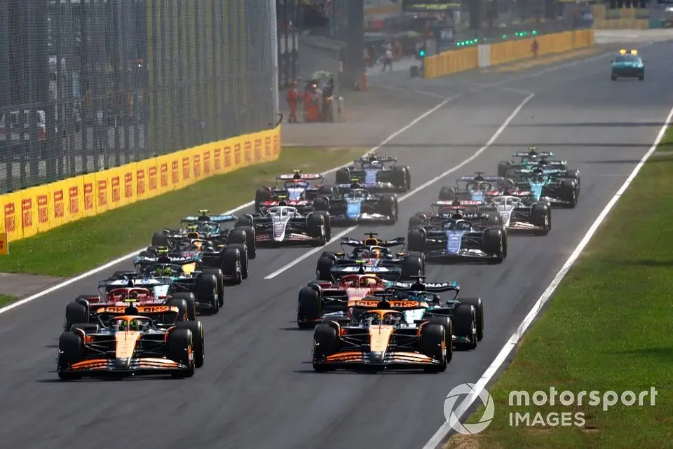 Lando Norris, McLaren MCL38, Oscar Piastri, McLaren MCL38, George Russell, Mercedes F1 W15, Charles Leclerc, Ferrari SF-24, Carlos Sainz, Ferrari SF-24, Lewis Hamilton, Mercedes F1 W15, the rest of the field at the start