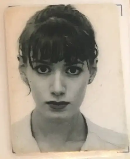 Passport photo of Laura Barton