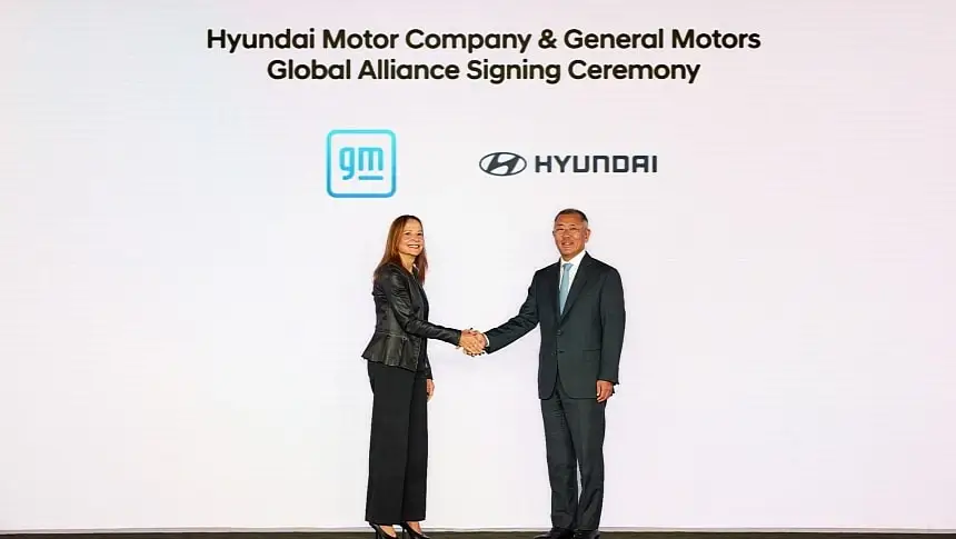 Mary Barra and Euisun Chung sign a partnership between GM and Hyundai