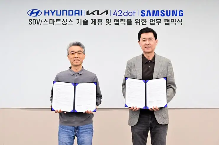 Song Chang-hyun, left, president and head of Hyundai Motor Group’s advanced vehicle platform division, poses with Cheun Kyung-whoon, head of Samsung Research, after signing a tech partnership at Samsung Seoul R&D Campus, Wednesday. Courtesy of Samsung Electronics