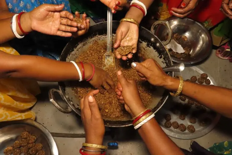 Women preparing mahua laddu. Image by Mukesh Mahato.