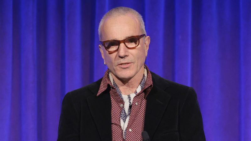 Daniel Day-Lewis ends acting retirement for a movie directed by his son