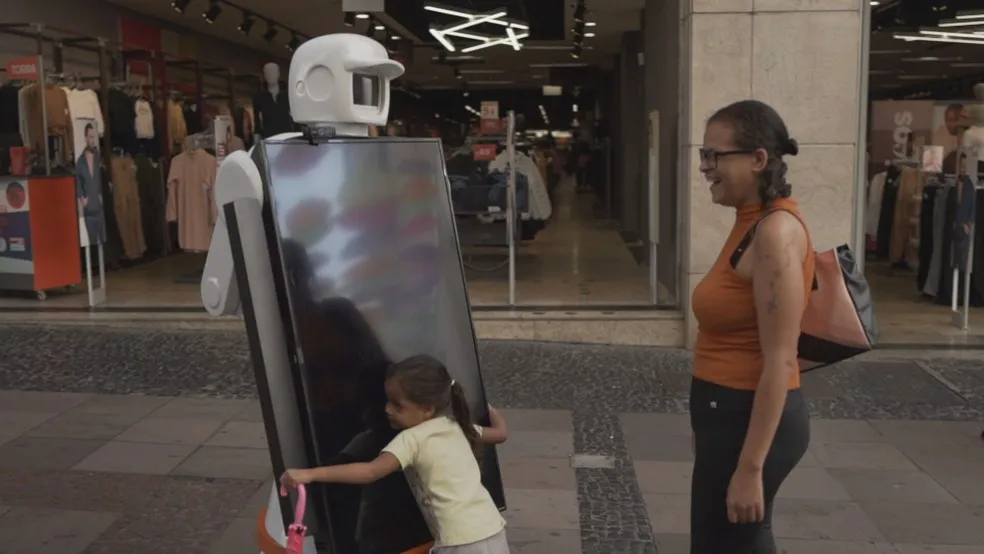 Robô gigante desperta curiosidade em Campinas (SP) — Foto: Reprodução/TV Globo