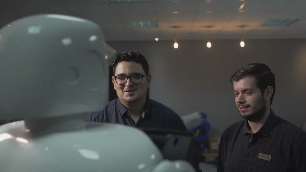 Amigos de faculdade, Marcus Vinícius Lima e Vinícius Bastos criaram robô quase 100% nacional — Foto: Reprodução/TV Globo